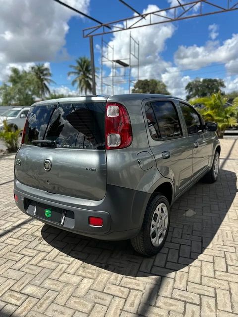 Fiat Uno na cor cinza, vista traseira em três quartos (foto 5 de 13)