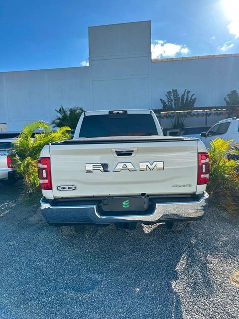Ram 3500 na cor branca, vista de trás