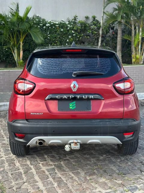 Renault Captur na cor vermelha, vista de trás