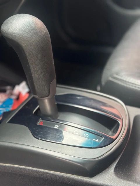 Honda City, console central e alavanca de câmbio