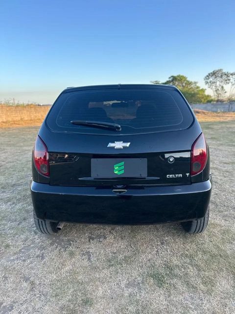 Chevrolet Celta na cor preta, vista de trás