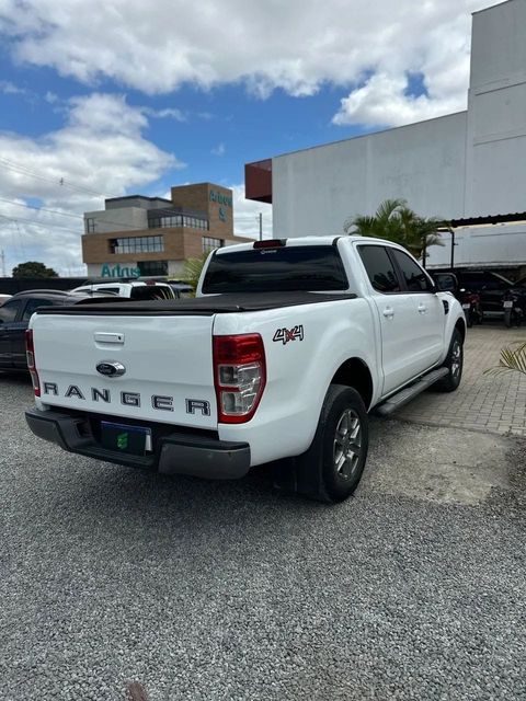 Ford Ranger na cor branca, vista traseira em três quartos (foto 5 de 15)
