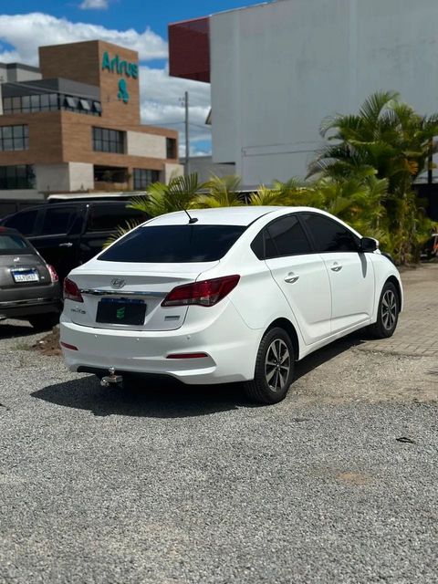 Hyundai HB20S na cor branca, vista traseira em três quartos (foto 4 de 14)