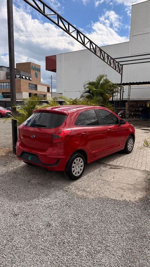 Ford Ka na cor vermelha, vista traseira em três quartos (foto 5 de 10)