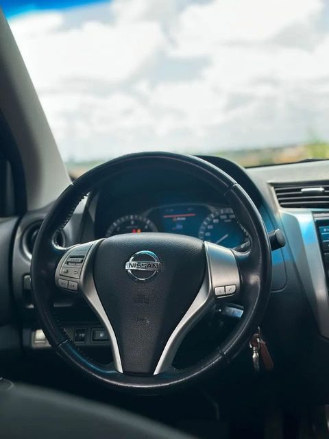 Nissan Frontier, volante e quadro de instrumentos