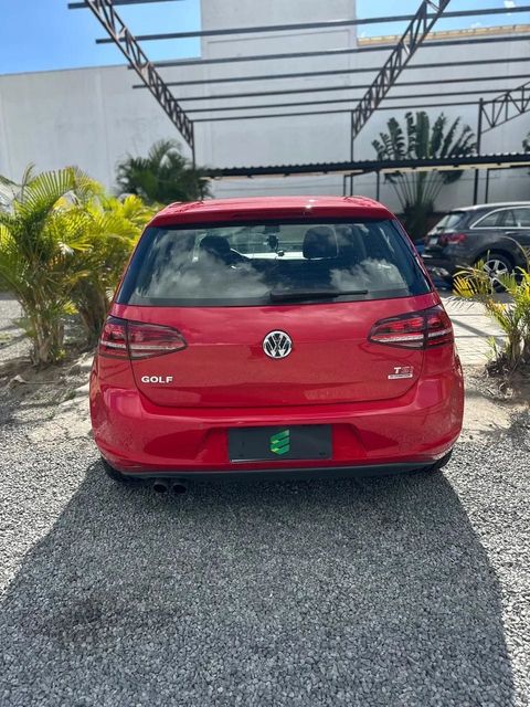 Volkswagen Golf na cor vermelha, vista de trás
