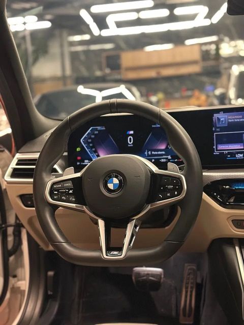 BMW 320i, volante e quadro de instrumentos