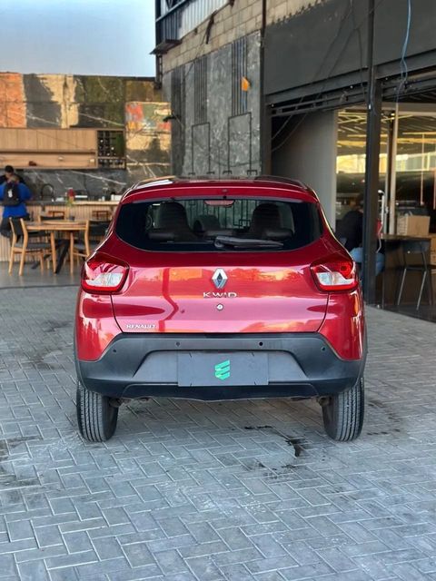 Renault Kwid na cor vermelha, vista de trás