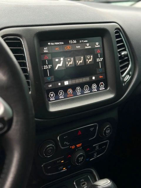 Jeep Compass, central multimídia e comandos do painel