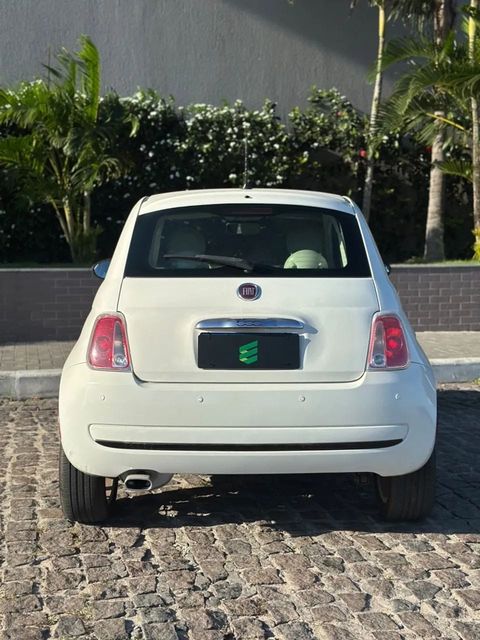 Fiat 500 na cor branca, vista de trás (foto 6 de 12)