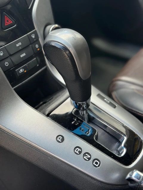 Chevrolet Cruze, console central e alavanca de câmbio