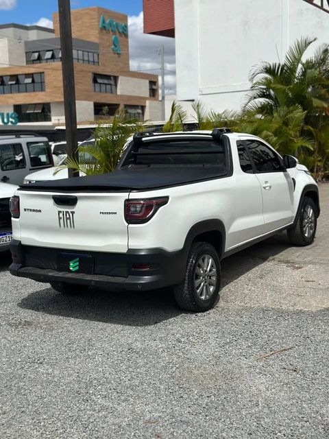 Fiat Strada na cor branca, vista traseira em três quartos (foto 6 de 11)
