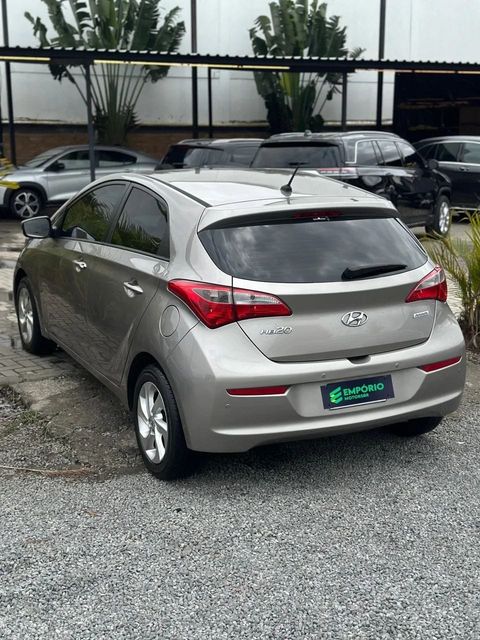 Hyundai HB20 na cor prata, vista traseira em três quartos (foto 4 de 15)