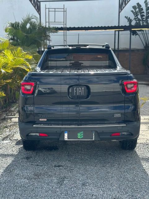 Fiat Toro na cor preta, vista de trás