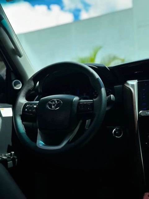 Toyota Hilux SW4, volante e quadro de instrumentos