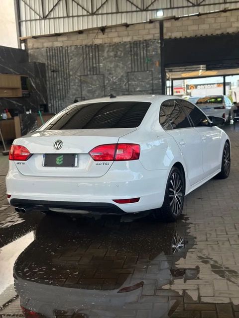 Volkswagen Jetta na cor branca, vista traseira em três quartos (foto 5 de 11)