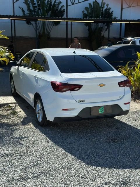 Chevrolet Onix Plus na cor branca, vista traseira em três quartos (foto 5 de 16)