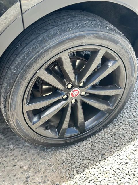 Jaguar E-Pace, roda e pneu