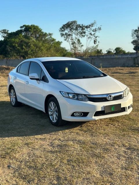 Honda Civic na cor branca, vista dianteira em três quartos (foto 5 de 15)