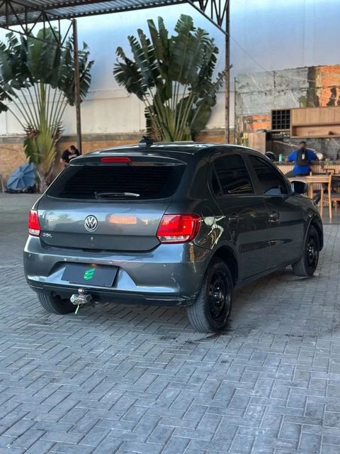 Volkswagen Gol na cor cinza, vista traseira em três quartos (foto 6 de 11)
