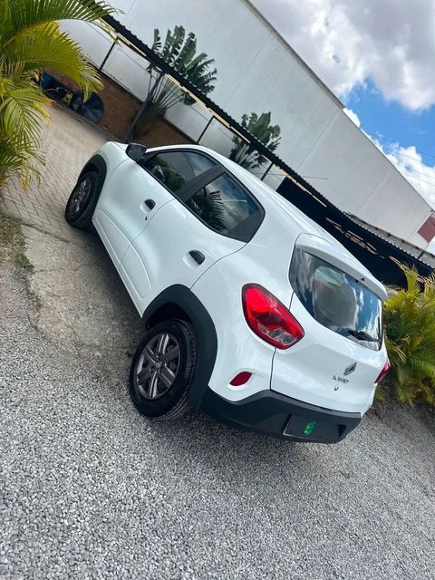 Renault Kwid na cor branca, vista traseira em três quartos (foto 6 de 12)