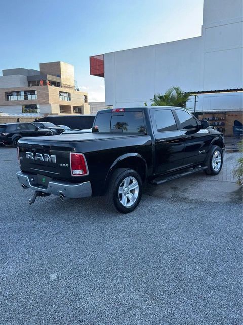 Ram Classic na cor preta, vista traseira em três quartos