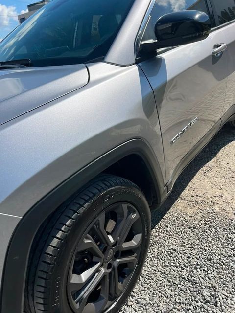 Jeep Compass na cor prata, vista lateral (foto 4 de 18)