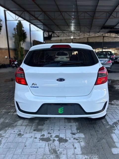 Ford Ka na cor branca, vista de trás