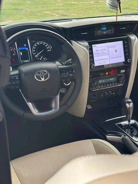 Toyota Hilux SW4, painel e volante (foto 10 de 20)