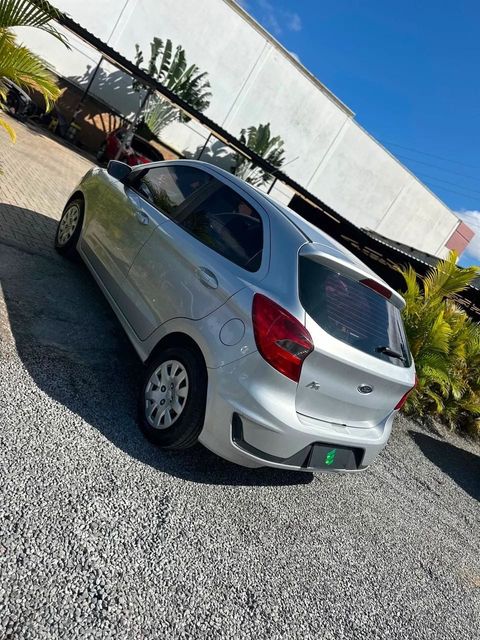 Ford Ka na cor prata, vista traseira em três quartos (foto 4 de 14)