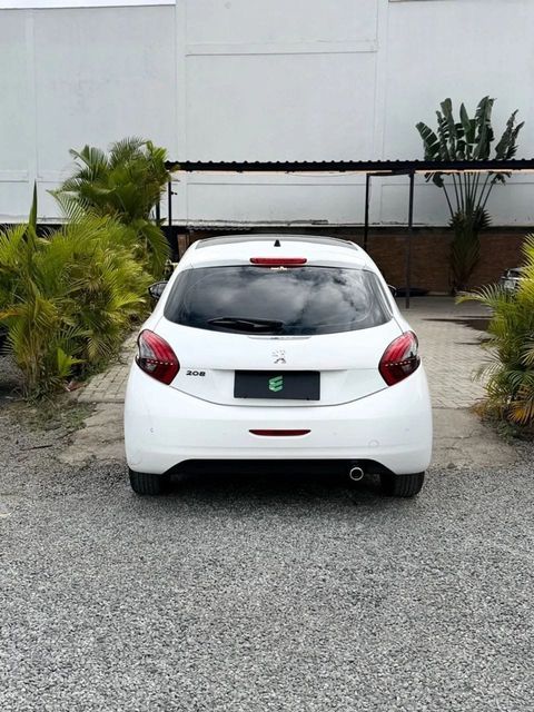 Peugeot 208 na cor branca, vista de trás