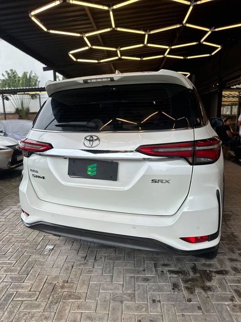 Toyota Hilux SW4 na cor branca, vista de trás