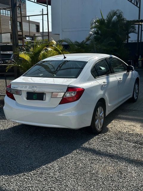 Honda Civic na cor branca, vista traseira em três quartos (foto 4 de 14)