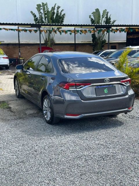 Toyota Corolla na cor cinza, vista traseira em três quartos (foto 5 de 12)