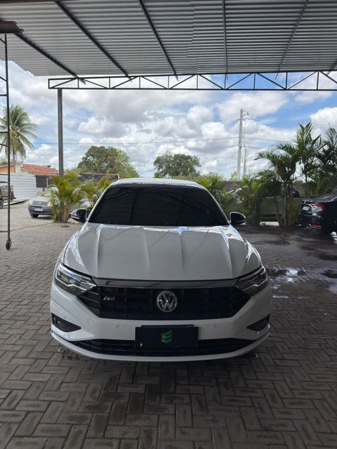 Volkswagen Jetta na cor branca, vista de frente
