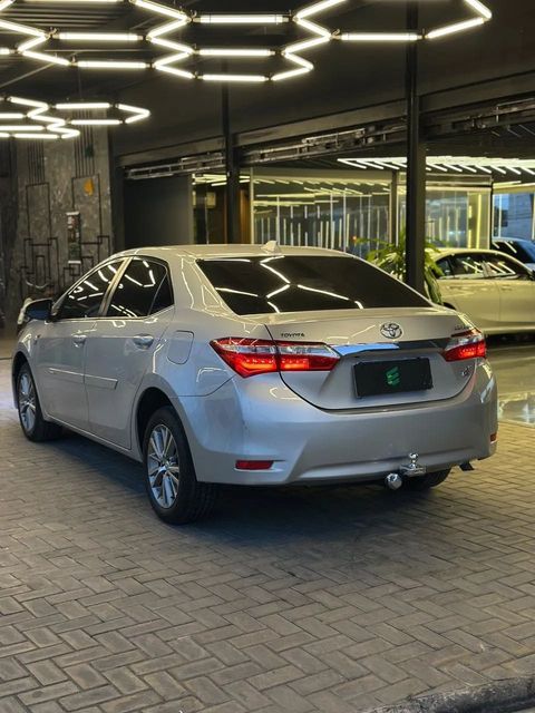 Toyota Corolla na cor prata, vista traseira em três quartos (foto 5 de 14)