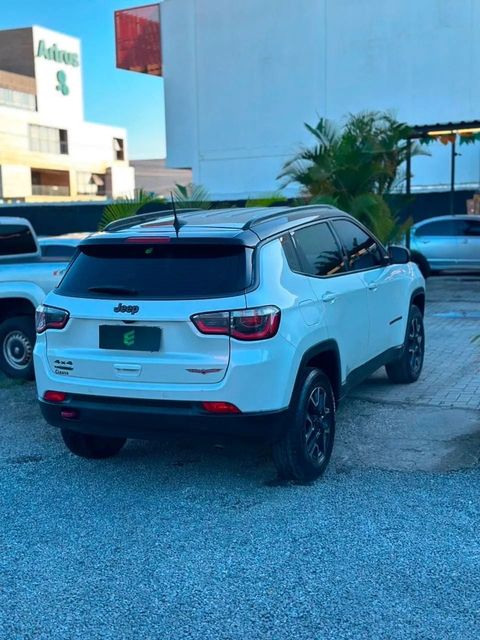 Jeep Compass na cor branca, vista traseira em três quartos (foto 4 de 17)