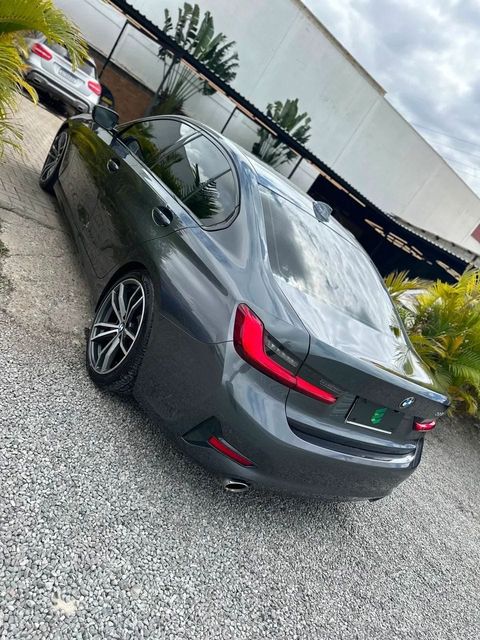 BMW 320i na cor cinza, vista traseira em três quartos (foto 3 de 16)