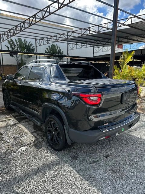 Fiat Toro na cor preta, vista traseira em três quartos (foto 5 de 14)