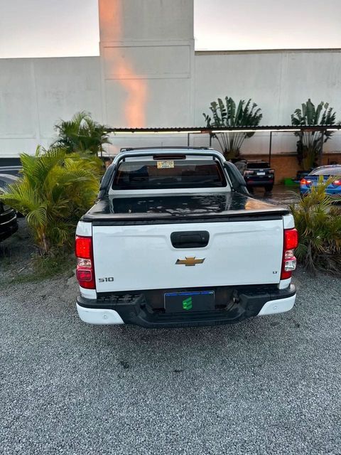 Chevrolet S10 na cor branca, vista de trás