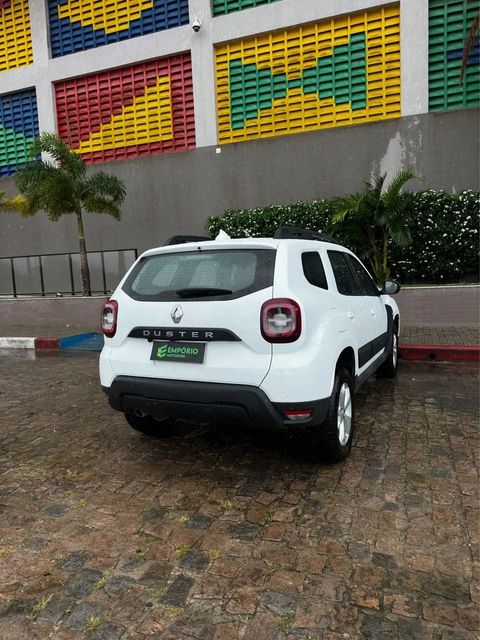 Renault Duster na cor branca, vista traseira em três quartos (foto 5 de 13)
