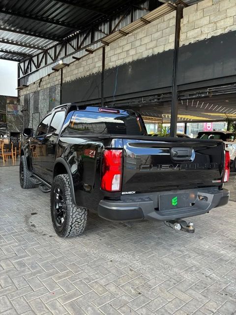 Chevrolet S10 na cor preta, vista traseira em três quartos (foto 4 de 15)