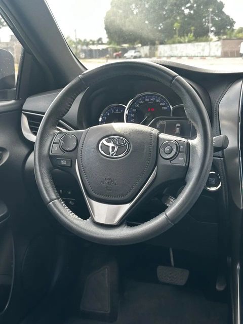 Toyota Yaris, volante e quadro de instrumentos