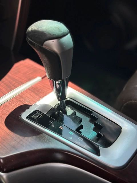 Toyota Hilux SW4, console central e alavanca de câmbio