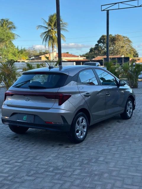 Hyundai HB20 na cor prata, vista traseira em três quartos (foto 6 de 12)
