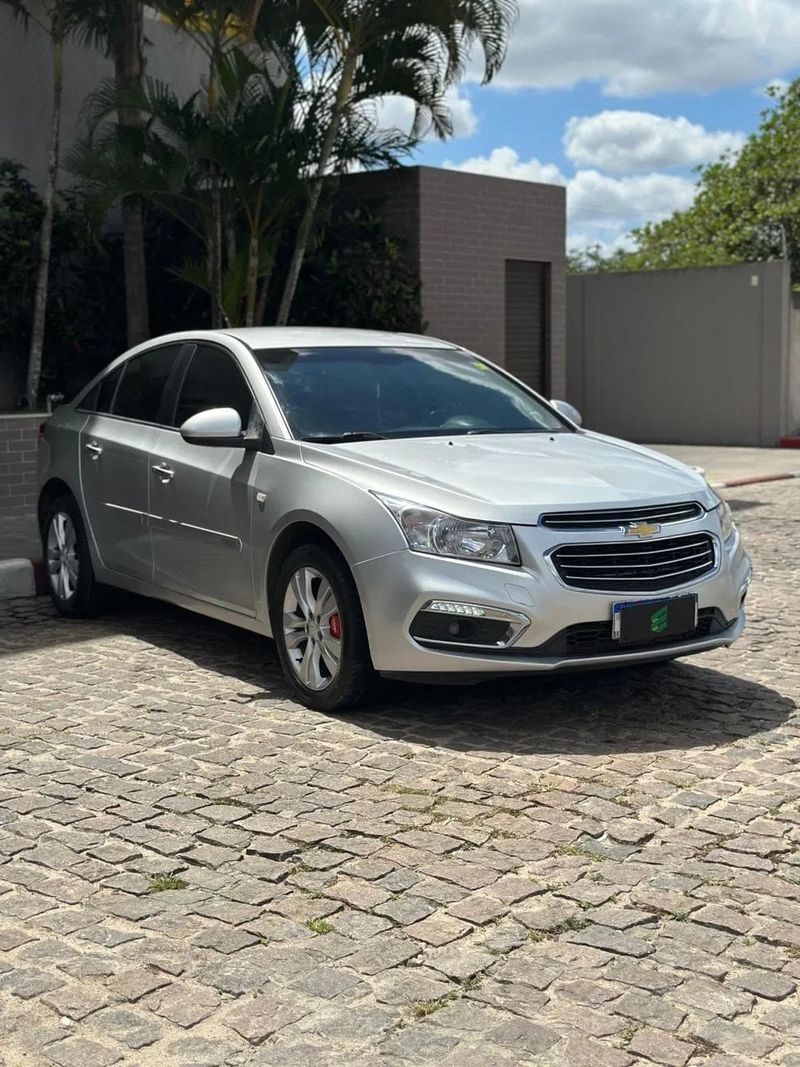 Chevrolet Cruze na cor prata, vista dianteira em três quartos