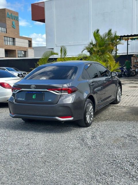 Toyota Corolla na cor cinza, vista traseira em três quartos (foto 6 de 12)