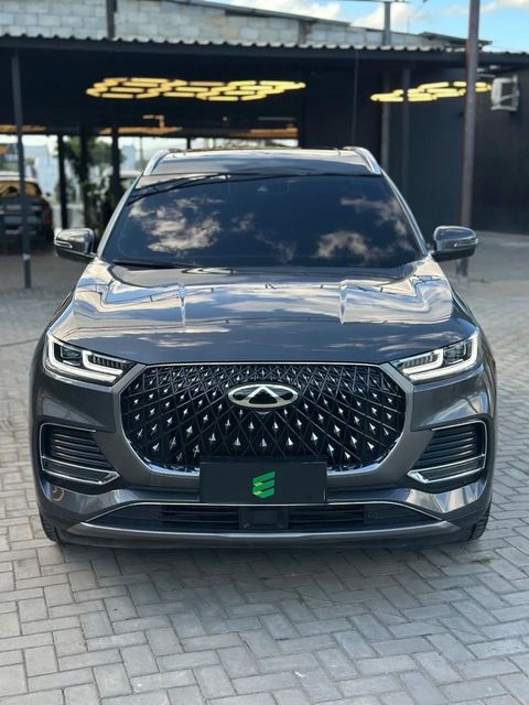 Chery Tiggo 8 na cor cinza, vista de frente