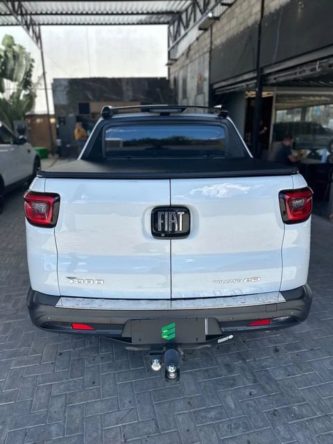 Fiat Toro na cor branca, vista de trás