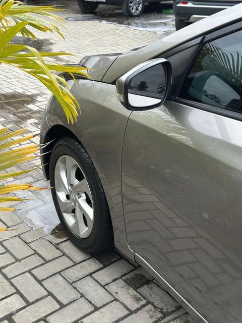 Hyundai HB20 na cor prata, vista lateral